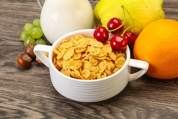 Aamiainen maissihiutaleilla, hedelmillä ja maidolla - Valokuva, kuva