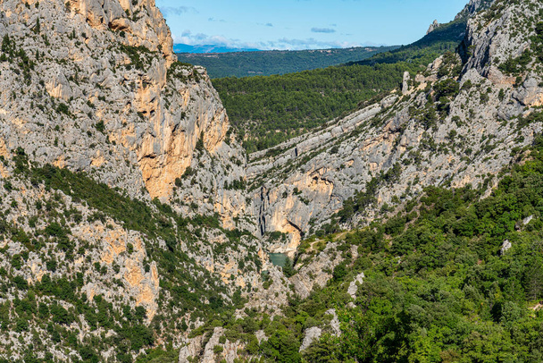 Verdon Gorge, Gorges du Verdon, úžasná krajina slavného kaňonu s klikatou tyrkysově zelenou barevnou řekou a vysokými vápencovými skalami ve francouzských Alpách, Provence, Francie - Fotografie, Obrázek