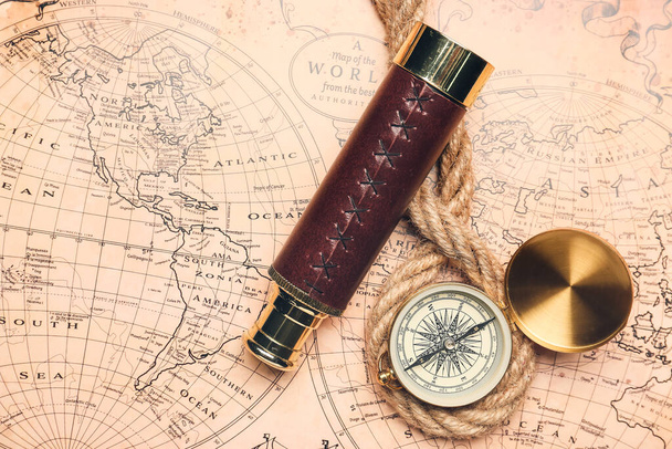 Старий скляний ліхтар і компас на карті світу
 - Фото, зображення