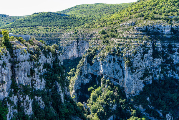 Φαράγγι του Βερντόν, Φαράγγια του Βερντόν, εκπληκτικό τοπίο του διάσημου φαραγγιού με τυρκουάζ-πράσινο ποτάμι και ψηλά ασβεστολιθικά πετρώματα στις γαλλικές Άλπεις, Προβηγκία, Γαλλία - Φωτογραφία, εικόνα