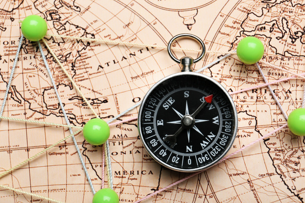 Alter Kompass auf historischer Weltkarte mit markierten Punkten - Foto, Bild