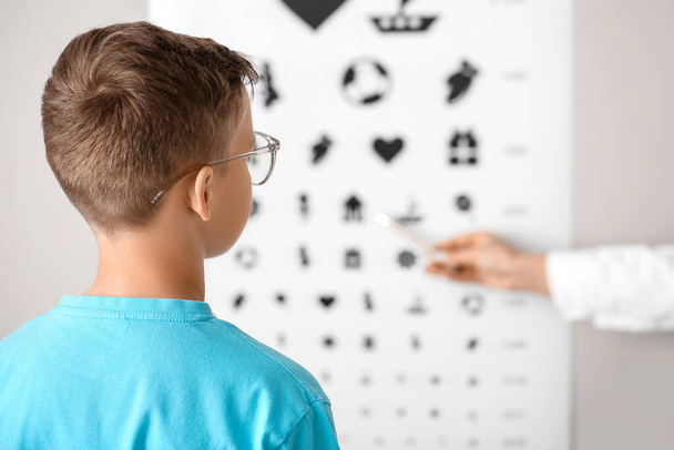Niño pequeño sometido a una prueba ocular en la clínica - Foto, Imagen