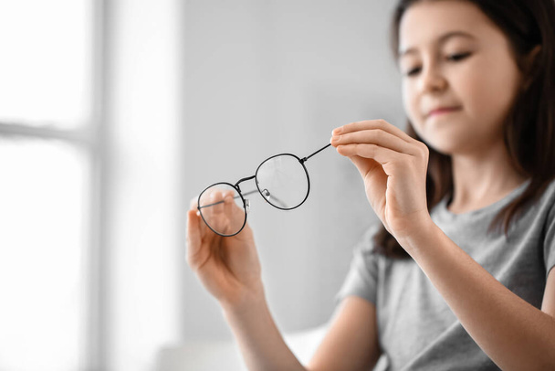 Dziewczynka w nowych okularach w gabinecie okulisty - Zdjęcie, obraz