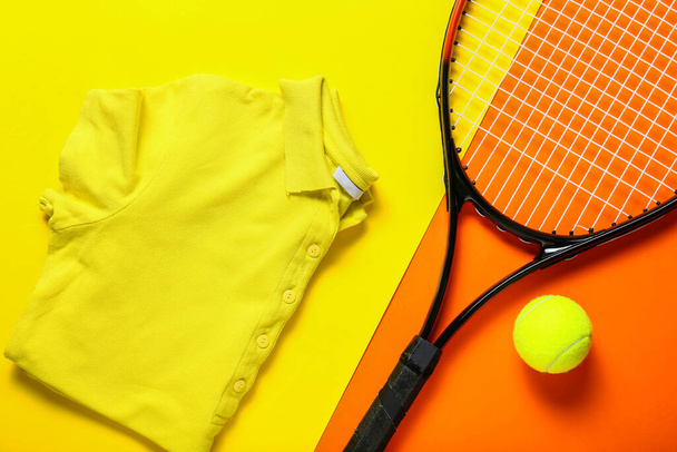 Tenisová košile, raketa a míč na barevném pozadí - Fotografie, Obrázek