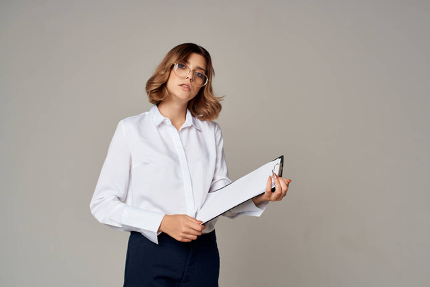 Επαγγελματική γυναίκα λευκό πουκάμισο γραμματέας έγγραφα εργασίας - Φωτογραφία, εικόνα