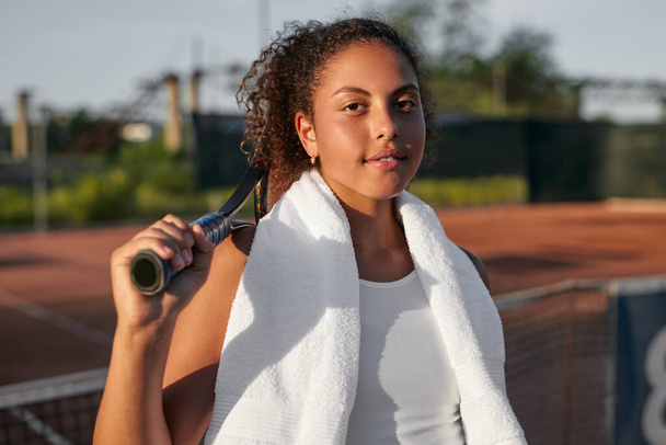 Content black tennis player on sports court - Valokuva, kuva