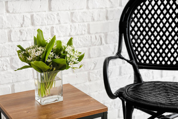 Vaso com flores de verão na mesa no quarto - Foto, Imagem