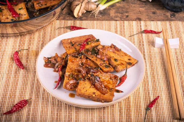 Fried tofu with spicy sauce on a plate - Asian appetize - Foto, afbeelding