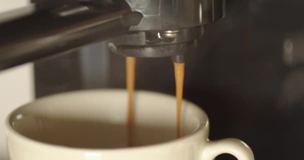 Νόστιμο καφέ espresso που χύνεται από μια επαγγελματική μηχανή espresso  - Πλάνα, βίντεο