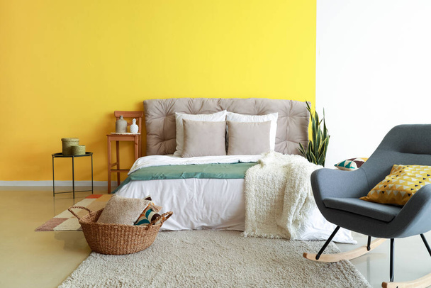 モダンな快適な家具とスタイリッシュなベッドルーム - 写真・画像