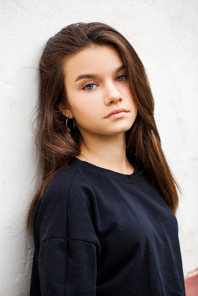 Close up portrait of a young beautiful brunette girl, isolated on white wall background - Valokuva, kuva
