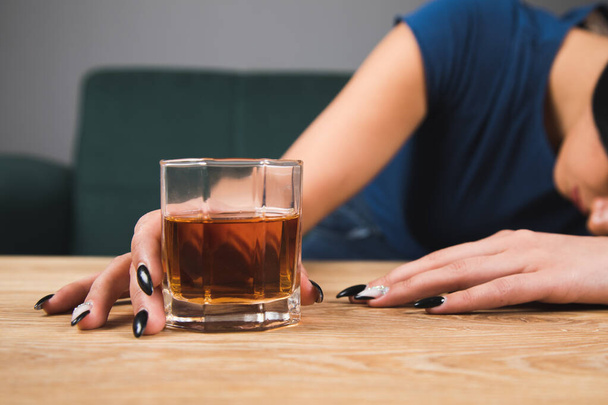 alkoholik zasnął trzymając szklankę whisky - Zdjęcie, obraz
