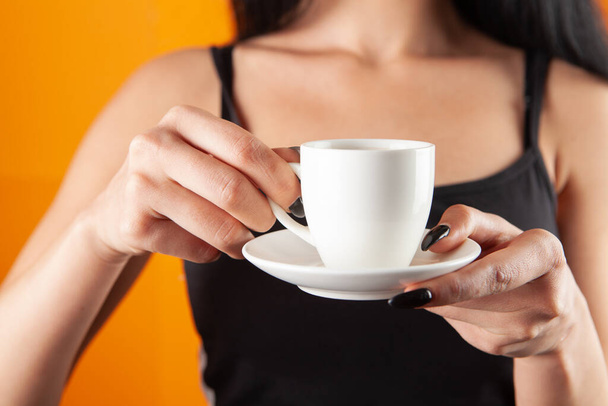 Fiatal nő iszik egy csésze kávé - Fotó, kép