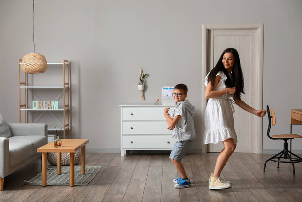 若い女性と彼女の小さな息子は自宅で踊る - 写真・画像