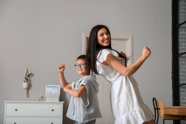 Nuori nainen ja hänen pieni poikansa tanssivat kotona - Valokuva, kuva
