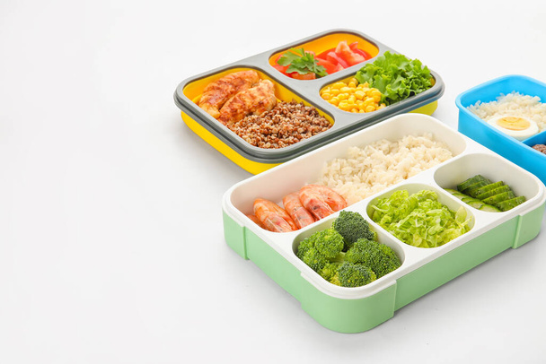Containers met diverse gezonde voeding geïsoleerd op witte achtergrond - Foto, afbeelding