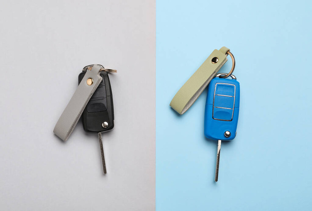 Auto sleutels met lederen sleutelhangers op kleur achtergrond - Foto, afbeelding