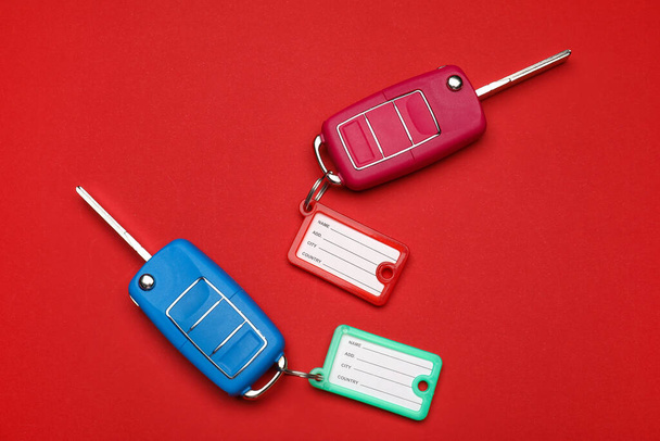 Auton avaimet muoviset tunnisteet värillinen tausta - Valokuva, kuva