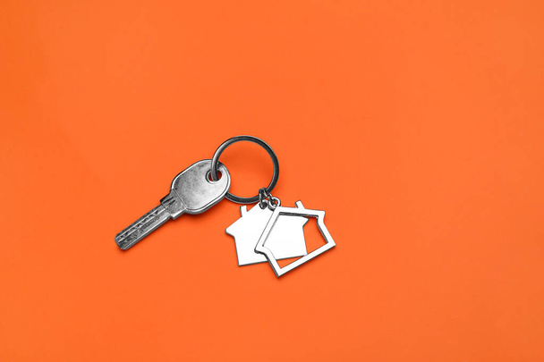 Clé avec porte-clés sur fond orange - Photo, image