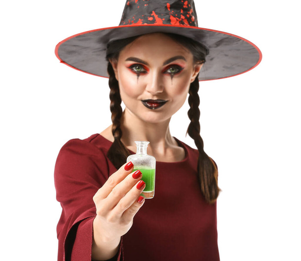 Jeune sorcière avec potion sur fond blanc - Photo, image