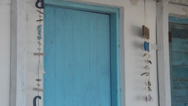 Dekorieren eines Fischerhauses auf der Insel Rhodos in Griechenland mit Meeresobjekten - Filmmaterial, Video
