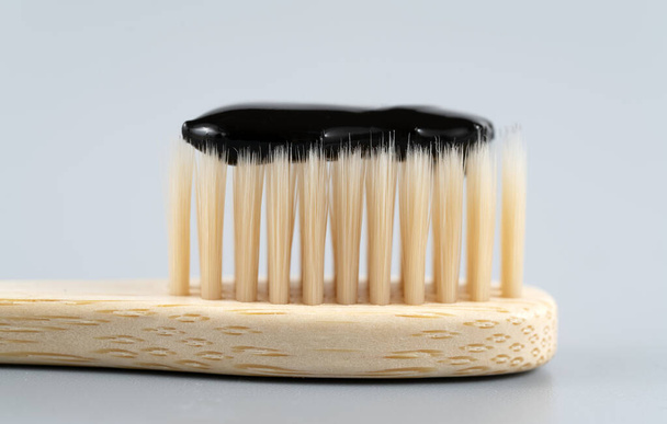 Nahaufnahme einer Zahnbürste vor grauem Hintergrund - Foto, Bild