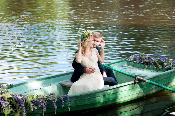 Um casal a andar num barco. História de amor - Foto, Imagem