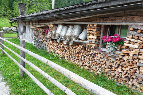 Milchkannen in einer Berghütte - Foto, Bild