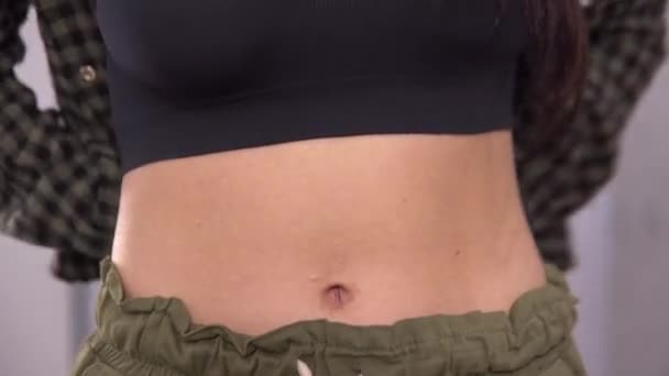 腰の測定をしている女が近くに。ダイエット、緩い重量の概念 - 映像、動画