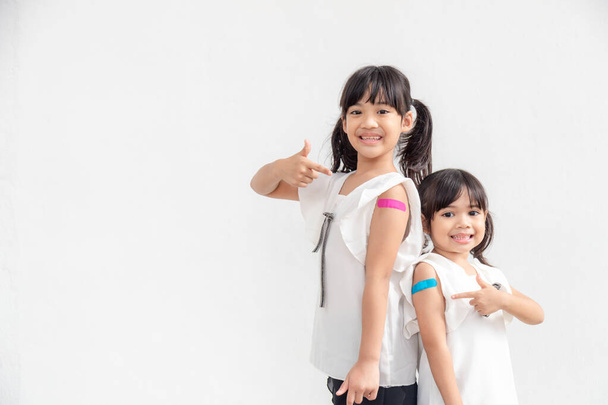 Азиатская девочка чувствует себя хорошо после получения вакцины. - Фото, изображение