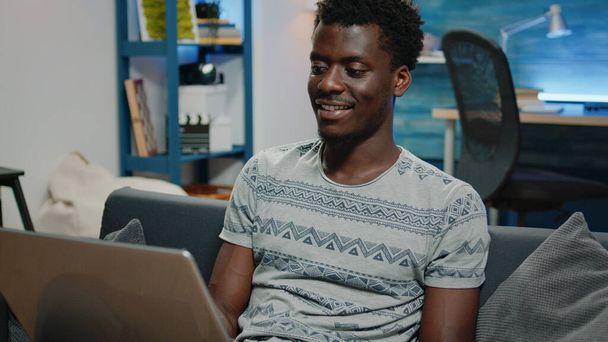 Homme noir travaillant de la maison pour le projet d'entreprise sur ordinateur portable - Photo, image