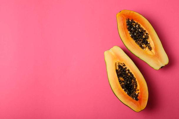 Mitades de papaya madura sobre fondo rosa - Foto, imagen