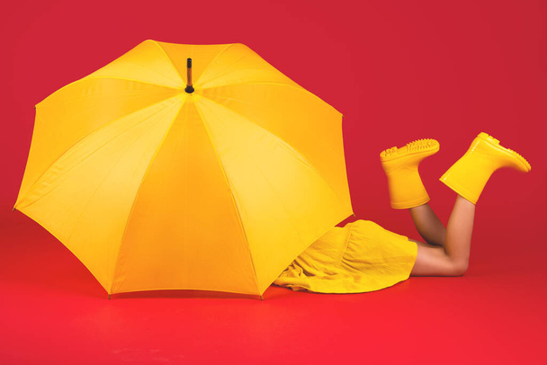 Renkli arka planda yağmur ve şemsiye için lastik çizmeli kız - Fotoğraf, Görsel