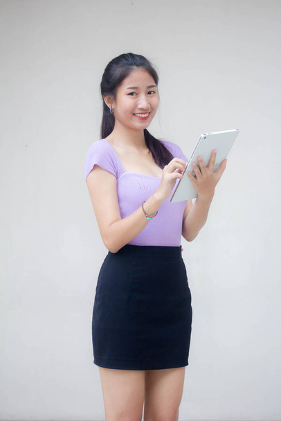 портрет тайської дівчини для дорослих офісу, яка використовує свій планшет
 - Фото, зображення