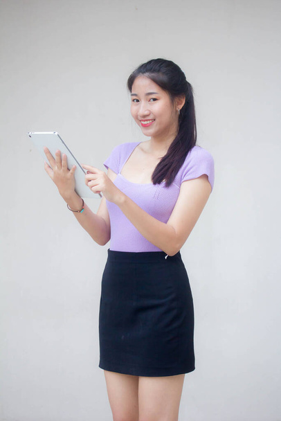 портрет тайської дівчини для дорослих офісу, яка використовує свій планшет
 - Фото, зображення