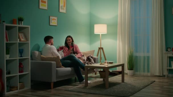 Νεαρό ζευγάρι έχει ρομαντική βραδιά στο σπίτι - Πλάνα, βίντεο