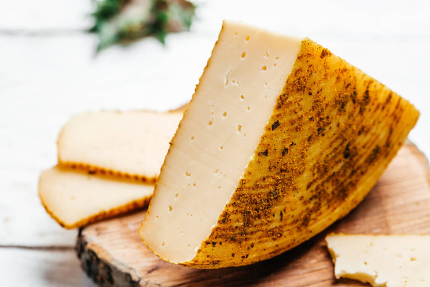 Ízletes sajt fűszerekkel, kemény sárga gouda sajttal. Holland sajt. - Fotó, kép