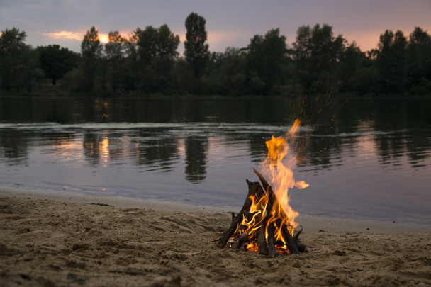 Bonfire hiekkarannalla
 - Valokuva, kuva