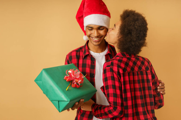 Glücklicher Mann hat Weihnachtsgeschenk von seiner Freundin erhalten - Foto, Bild
