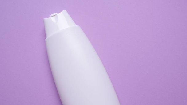 Verpackung von Shampoo oder Haarspülung auf farbigem Hintergrund - Foto, Bild