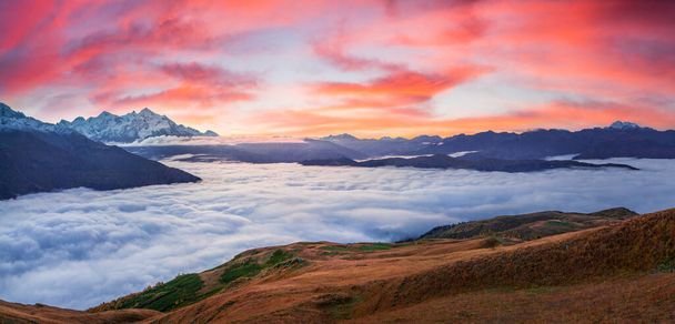 Hihetetlen őszi napkelte a hegy lábánál. Tetnuld. Felső-Szvaneti, Mestia, Georgia, Európa. Lenyűgöző reggeli panoráma a Kaukázus hegyeiről. Szépség természet koncepció háttér - Fotó, kép