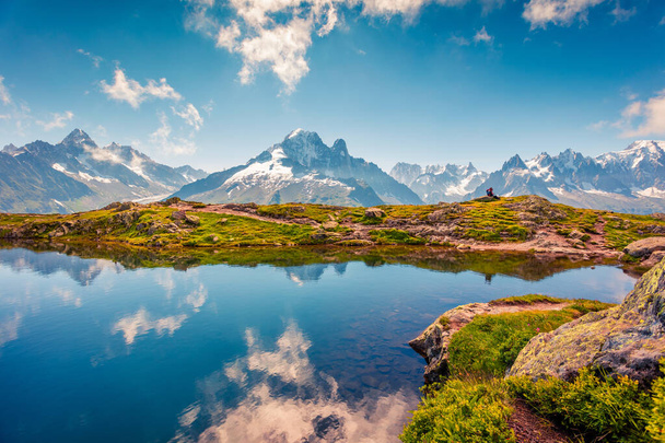 Increíble vista de verano del lago Lac Blanc con Mont Blanc (Monte Bianco) en el fondo, ubicación Chamonix. Hermosa escena al aire libre en Vallon de Berard Nature Preserve, Graian Alps, Francia, Europa.  - Foto, imagen