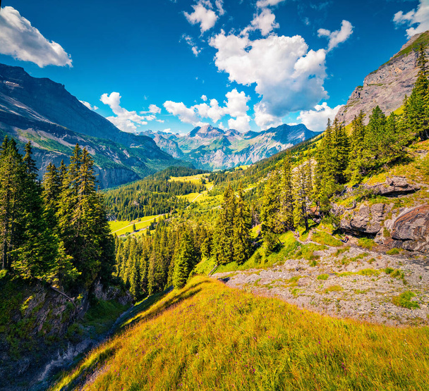 Trekking en las altas montañas. Pintoresca vista de verano de los Alpes suizos. Sunny escena de la mañana de Bluemlisalp montaña, Kandersteg pueblo ubicación, Suiza, Europa. Belleza de la naturaleza concepto fondo - Foto, Imagen