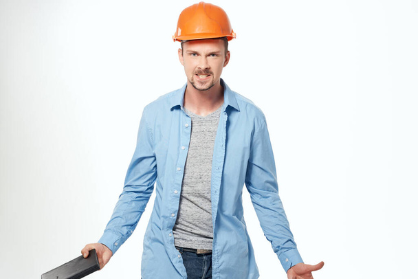 férfi építész egy kék ing érzelmek szakmai fény háttér - Fotó, kép