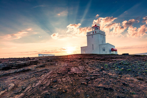 Fantastinen ilta Dyrholaey Lighthouse. Suuri kesä auringonlasku Dyrholaey luonnonsuojelualueella, Islannin etelärannikolla, Euroopassa. Matkustuskonseptin tausta. - Valokuva, kuva