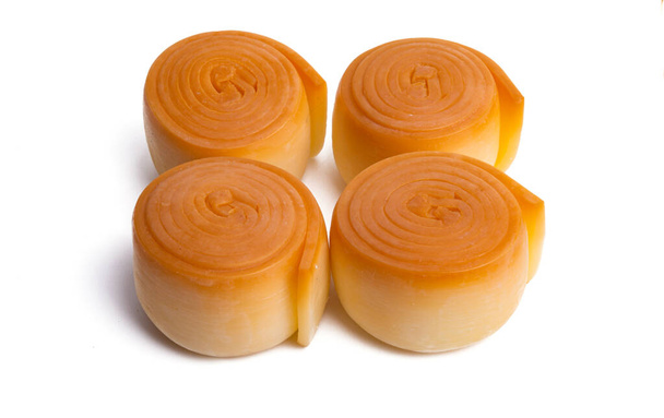 Gerookte kaas geïsoleerd op witte achtergrond  - Foto, afbeelding
