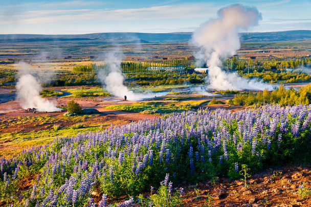 Eksplozja Wielkiego Geysir leży w dolinie Haukadalur na zboczach wzgórza Laugarfjall. Mglisty letni poranek w południowo-zachodniej Islandii w Europie. Styl artystyczny post przetworzone zdjęcie. - Zdjęcie, obraz