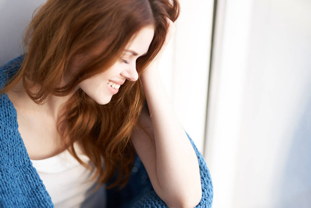 Nainen istuu ikkunan lähellä sininen ruudullinen lepo elämäntapa - Valokuva, kuva