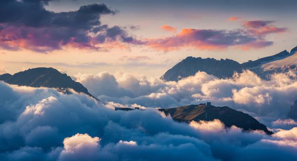 Escena nebulosa matutina en el valle de Val di Fassa. Vista desde el ojo de pájaro desde el paso de Sella, Provincia de Bolzano - Tirol del Sur. Salida del sol en los Alpes Dolomitas, Italia, Europa. - Foto, imagen
