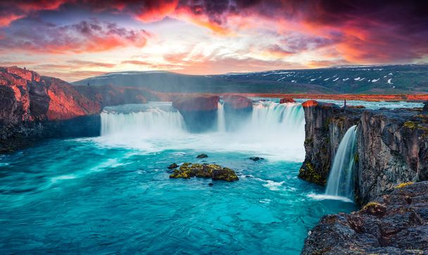 Hihetetlen nyári reggel jelenet a Godafoss vízesés. Színes napkelte, a Skjalfandafljot folyó, Izland, Európa. Szépség, a természet koncepció háttér. - Fotó, kép
